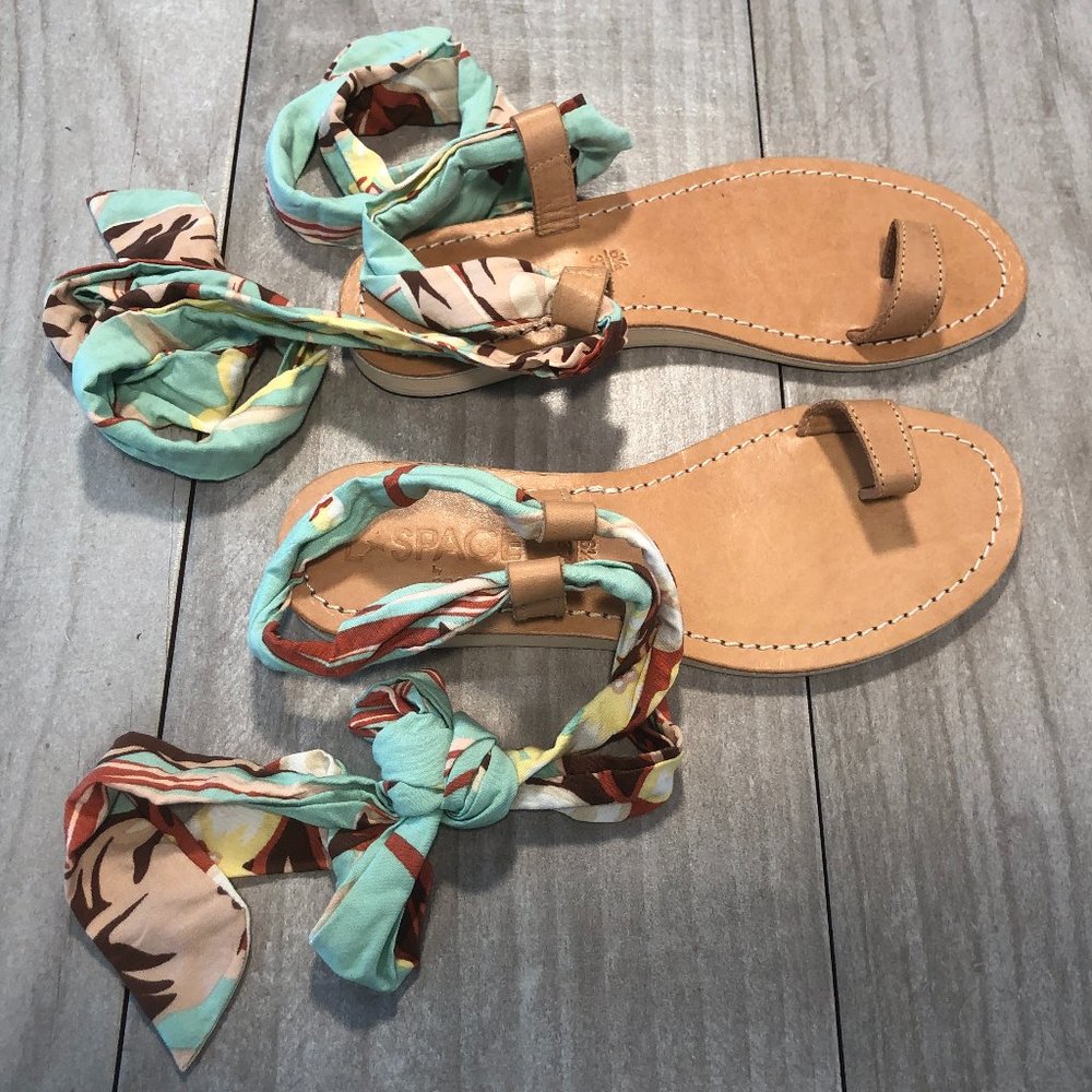L*SPACE by Cocobelle Hibiscus sandals - NWOT